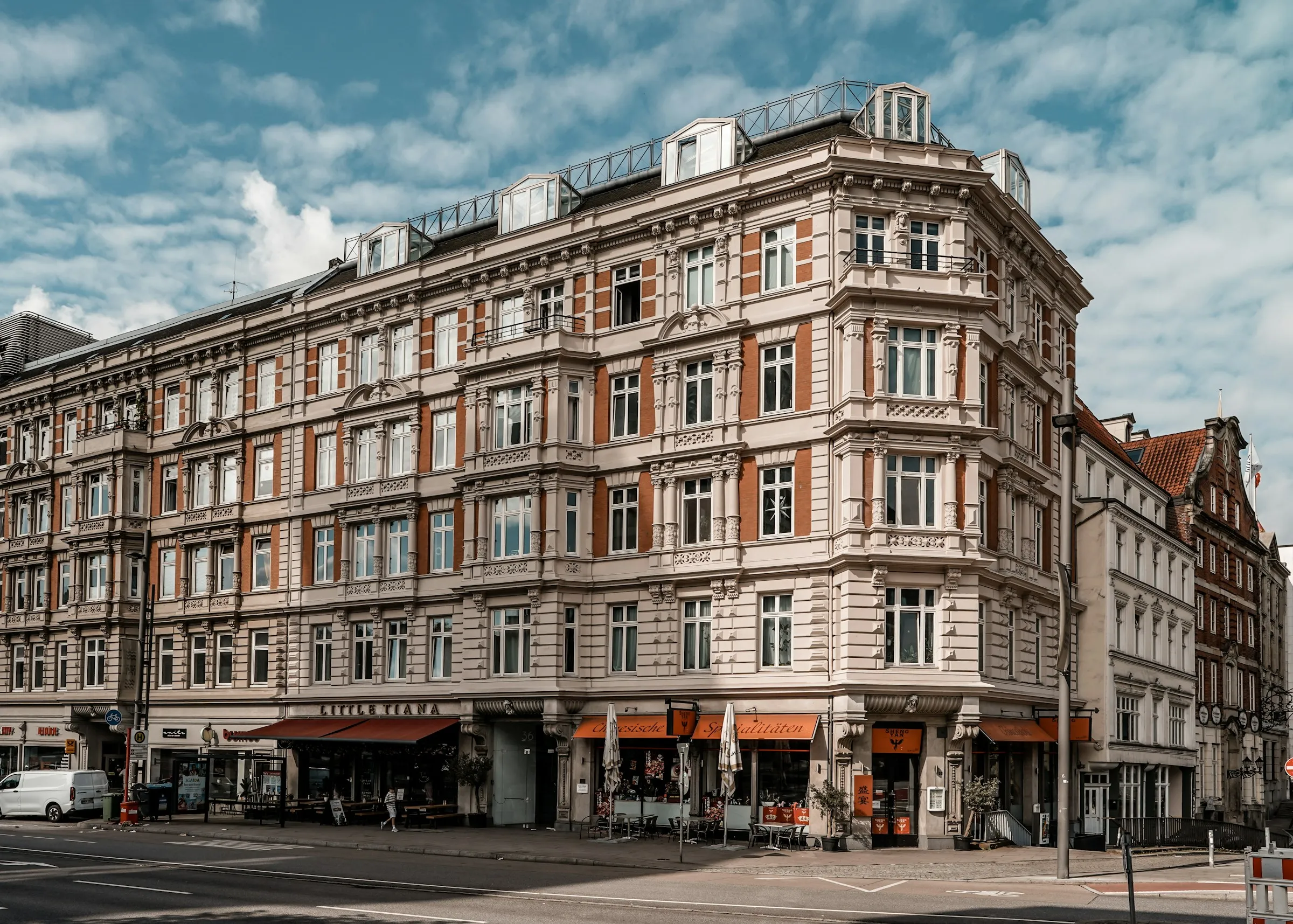 Gründerzeitliches Wohn- und Geschäftshaus an einer Straßenecke in Hamburg mit Läden im Erdgeschoss