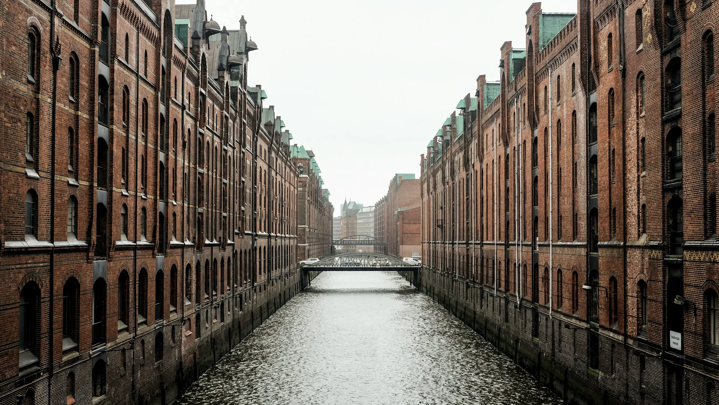 Backsteinspeicher der Hamburger Speicherstadt beiderseits eines Fleets