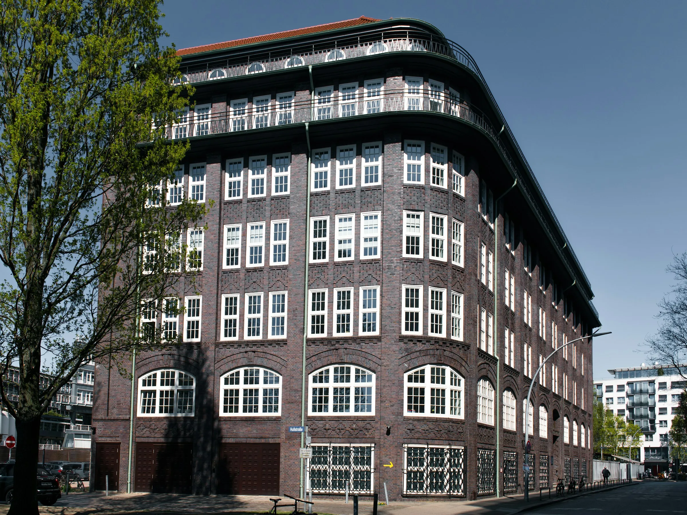 Historisches Kontorhaus aus dunklem Klinker mit Sprossenfenstern in Hamburg