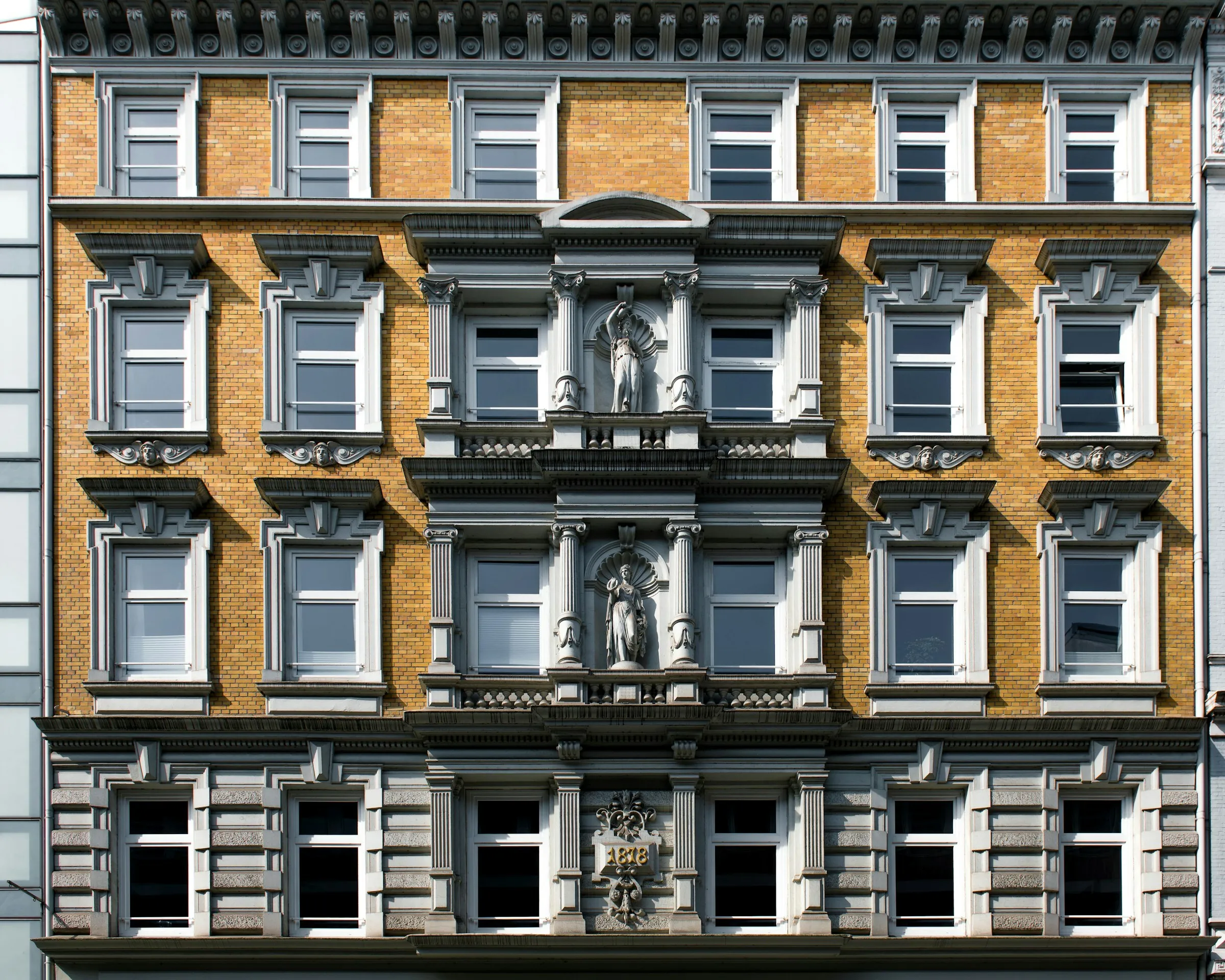 Gründerzeitfassade in Hamburg mit Stuckdetails und regelmäßiger Fensterreihung